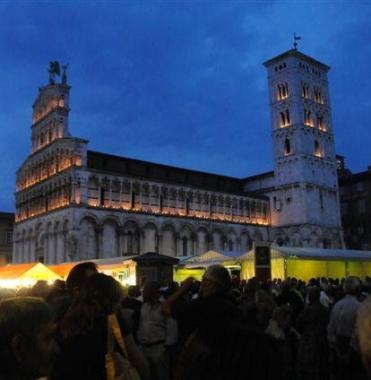 Lumini accesi in piazza S. Michele 