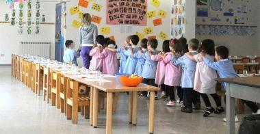 Alcuni bambini all’interno di una scuola materna