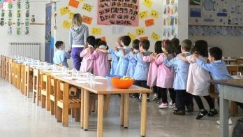 Alcuni bambini all’interno di una scuola materna