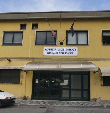<b>CONTROLLI.</b> La sede delle entrate e, in alto, lRta Corallo 