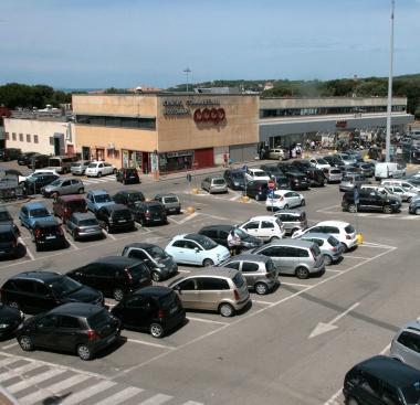 Il piazzale del supermercato Coop a Rosignano Solvay