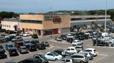 Il piazzale del supermercato Coop a Rosignano Solvay