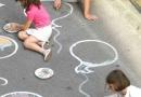 A sinistra la cerimonia dell’unzione a destra bimbi che giocano durante la festa