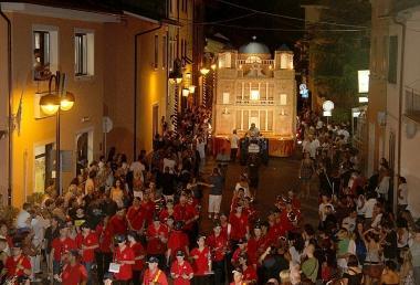 Alcune immagini della Festa del bign&egrave; che ha visto la realizzazione della cattedrale dellAlmudena: ben 8 metri di altezza e 5 di larghezza. Oltre ai bign&egrave; anche ben 5 metri quadrati di pan di spagna 