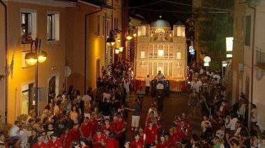 Alcune immagini della Festa del bignè che ha visto la realizzazione della cattedrale dell’Almudena: ben 8 metri di altezza e 5 di larghezza. Oltre ai bignè anche ben 5 metri quadrati di pan di spagna
