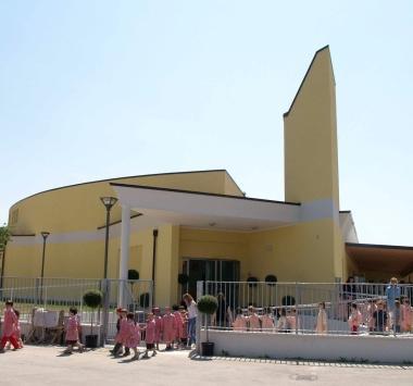 Le scuole materne di Lido (in alto) e di Capezzano Pianore 