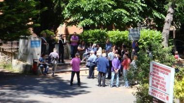 Un sit-in davanti al punto nascita