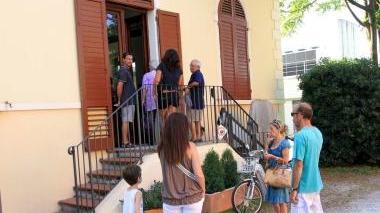 Utenti di fronte alla sede di Acque Toscane