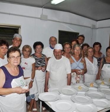 Lo staff in cucina e a dx gli chef Vallini e Verardi della Carabaccia (al centro) e Zazzeri, padre e figlio, della Pineta 