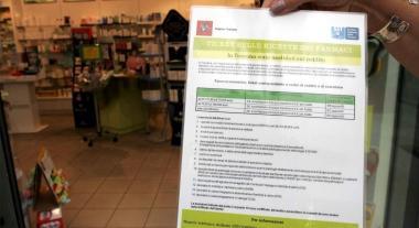 I cartelli informativi appesi da ieri in tutte le farmacie 