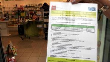 I cartelli informativi appesi da ieri in tutte le farmacie