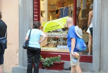 Due negozi che aderiscono alla outlet week 