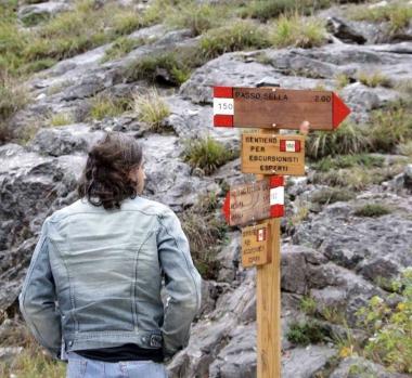 Nella foto accanto lAltissimo, a sinistra un escursionista consulta la segnaletica e il Soccorso alpino in azione 