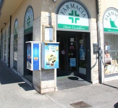 <b>MEDICINE.</b> Da sinistra, in senso orario: la farmacia Castellani; utenti nella comunale 1 di via Mazzini; un messaggio agli utenti 