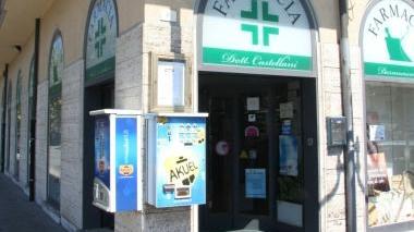 <b>MEDICINE.</b> Da sinistra, in senso orario: la farmacia Castellani; utenti nella comunale 1 di via Mazzini; un messaggio agli utenti
