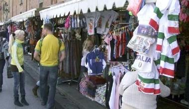 Solo acquisti doc sotto la Torre? Bella idea, ma i turisti non spendono