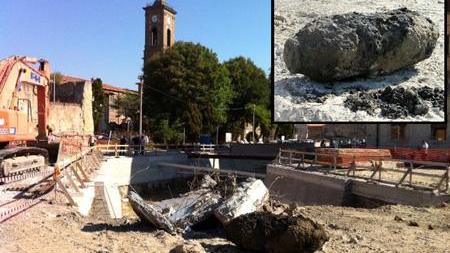 Ordigno bellico nel fosso di viale Caprera