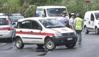 Auto contro un pino, minorenne in prognosi riservata