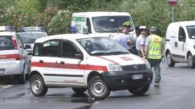 Auto contro un pino, minorenne in prognosi riservata
