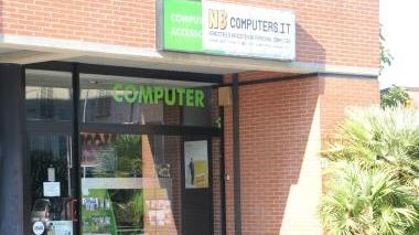 Ladri in azione in un negozio di pc