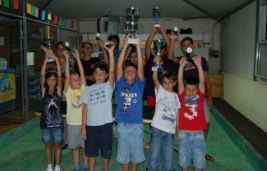 In alto a destra i vincitori della categoria Ragazzi Sulla sinistra tutti i finalisti alzano al cielo le coppe conquistate 