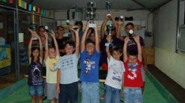 In alto a destra i vincitori della categoria Ragazzi Sulla sinistra tutti i finalisti alzano al cielo le coppe conquistate