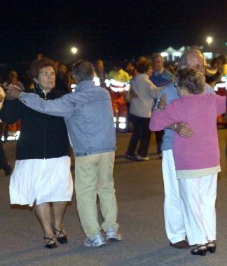 Anziani che ballano ad una festa di piazza    