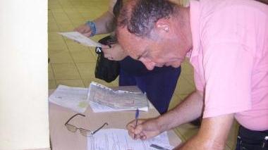 Si firma il modulo per autocertificarsi