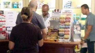 <b>IN FARMACIA.</b> Un paziente al banco