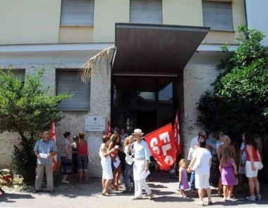 A sinistra e in alto due momenti della manifestazione davanti al provveditorato 