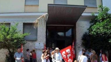 A sinistra e in alto due momenti della manifestazione davanti al provveditorato