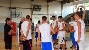La squadra rossoblù durante un allenamento al Palavinci
