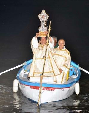 Processione di barche celebrando San Cerbone