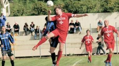 Un’azione di gioco in un campionato di calcio dilettanti