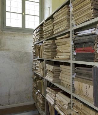 <b>DOCUMENTI PREZIOSI.</b> Uno degli scaffali dellarchivio storico di Seravezza  