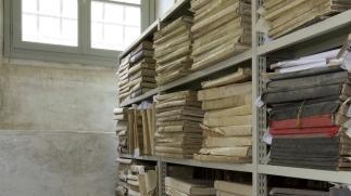 <b>DOCUMENTI PREZIOSI.</b> Uno degli scaffali dell’archivio storico di Seravezza