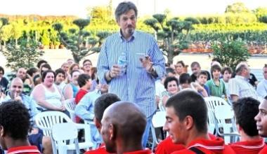 Il presidente Maltinti (a sinistra insieme al sindaco Berti e a Fabrizio Tesi), saluta la squadra 