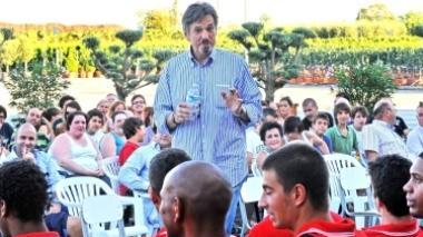 Il presidente Maltinti (a sinistra insieme al sindaco Berti e a Fabrizio Tesi), saluta la squadra