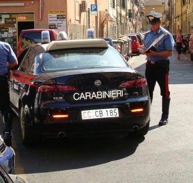Una pattuglia di carabinieri in azione