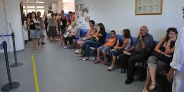Gli sportelli del Cup, nella foto grande la fila in via Fleming 