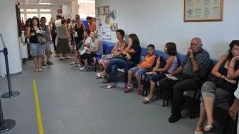 Gli sportelli del Cup, nella foto grande la fila in via Fleming