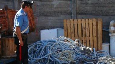 Un carabiniere con i cavi di rame recuperati