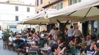 Sempre tanta gente nei bar e ristoranti del centro storico