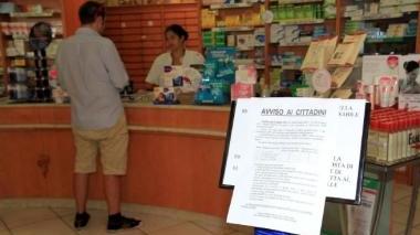Sotto la farmacia Ascioti con l’avviso alla clientela sulle nuove regole per il ticket farmaceutico