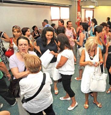 In alto docenti in attesa delle convocazioni Sopra Alessandra Biagini, della Cisl scuola 