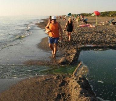 Bagnanti al Seggio dove il fiume sversa in mare 