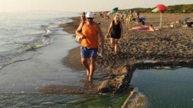 Bagnanti al Seggio dove il fiume sversa in mare