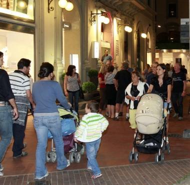 Nella foto in alto lo shopping serale in centro 