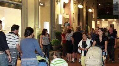 Nella foto in alto lo shopping serale in centro