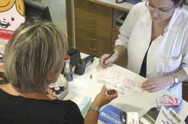Linterno di una farmacia con clienti al banco 